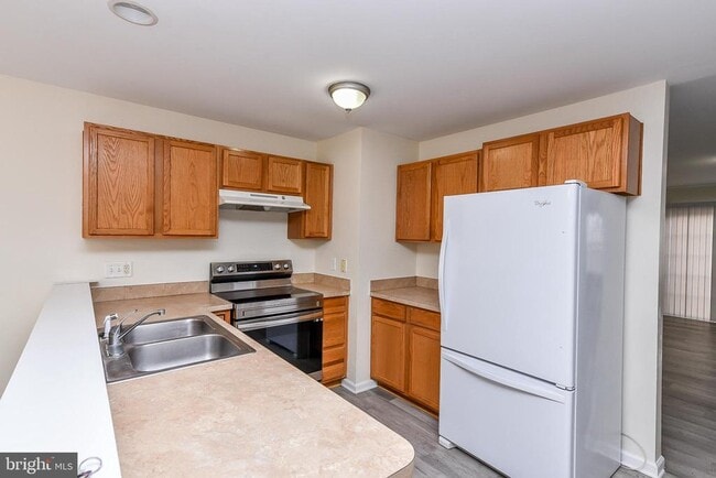 Foto del edificio - 24 Sanford Dr