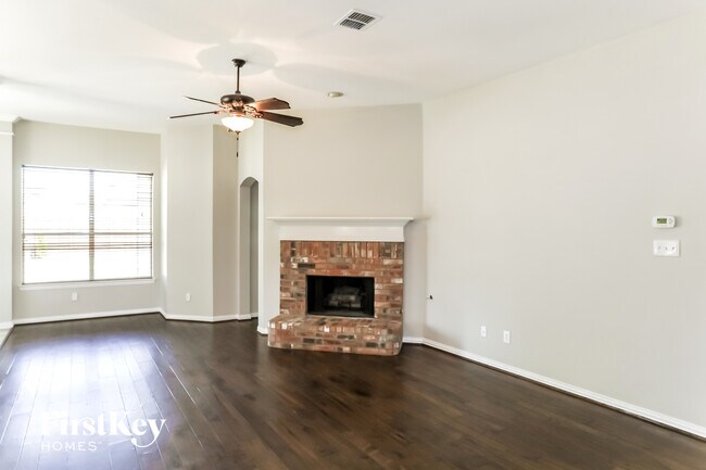 Foto del edificio - 324 Highland Fairway Ln