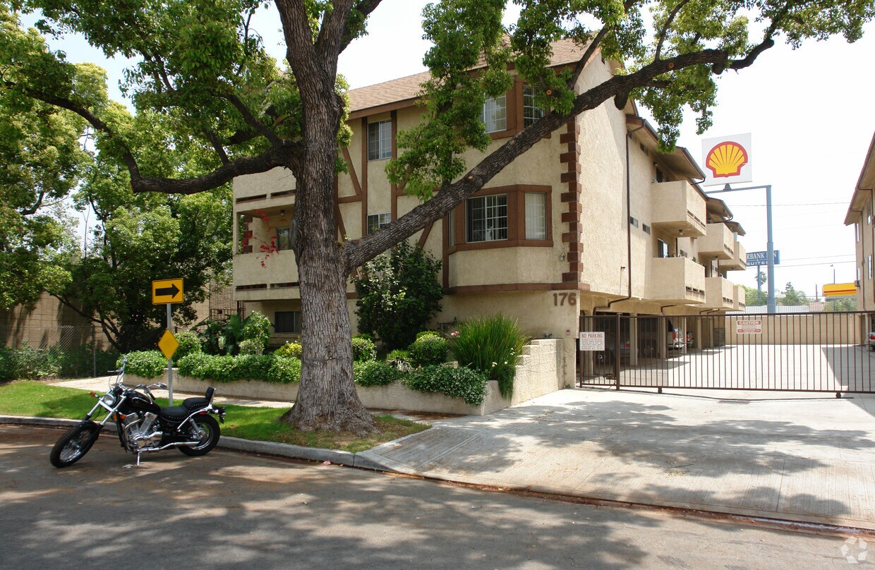 Building - 176 W Valencia Ave