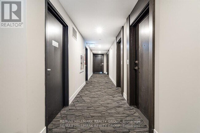 Building Photo - 15 Queen St S