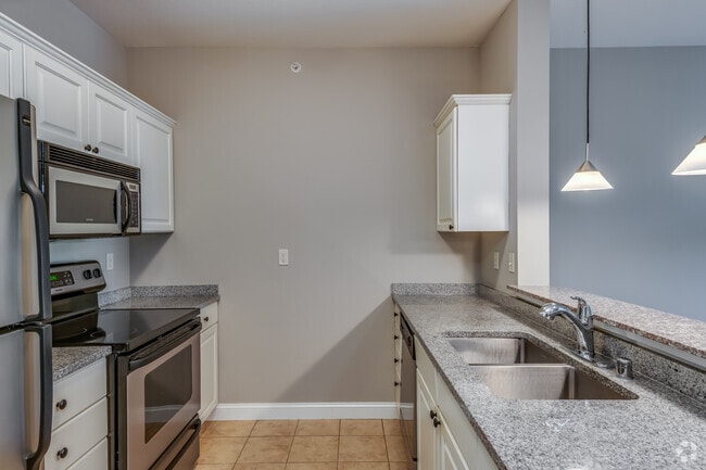 1 BR, 1 BA - 815SF - Delafield Lakes