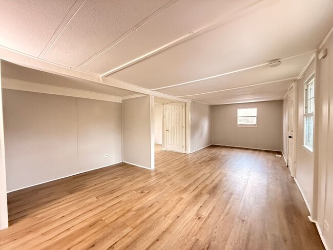 Building Photo - Updated 3 Bedroom House FOR RENT in Laurel Lakes $1550