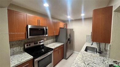 Building Photo - 10377 N Kendall Dr
