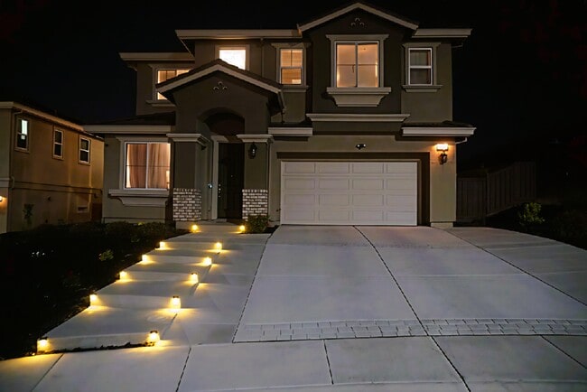 Building Photo - 31 Cortina Dr