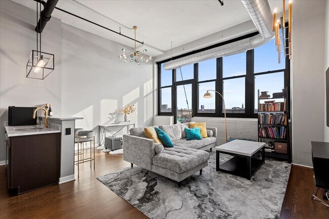 Building Photo - 1224 W Van Buren St