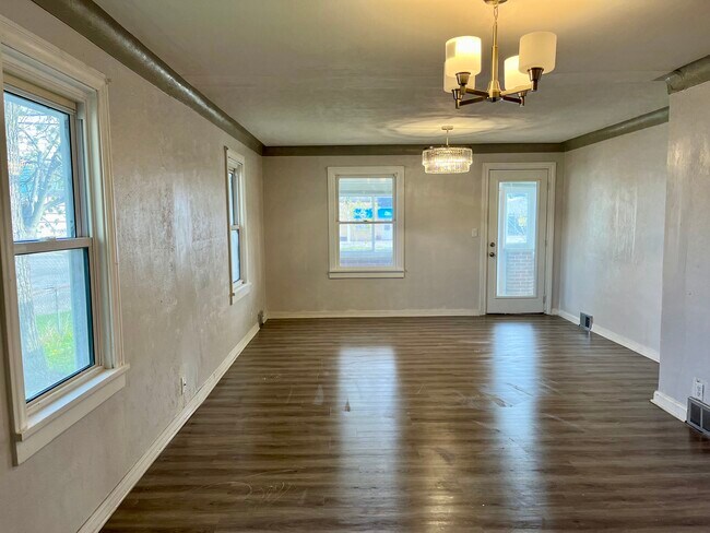 Building Photo - 1502 W Alexis Rd