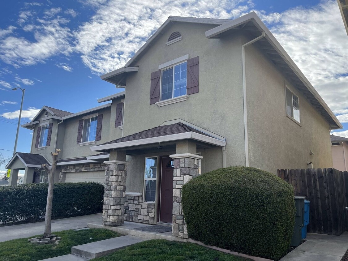 Primary Photo - 3 bed / 2.5 ba townhouse - Yuba City