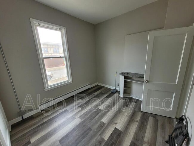 Building Photo - 133 Winifred St W