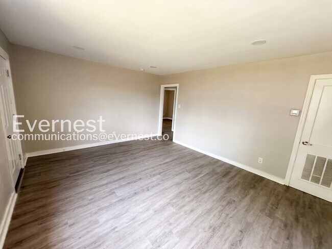 Building Photo - 1000 4th Ave W