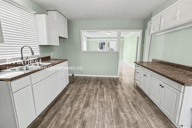 Building Photo - 3 Bed/2 Bath with Off-Street Parking / Vouchers Accepted / Available Now!