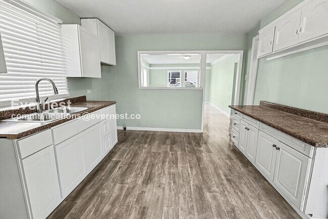 Foto del edificio - 3 Bed/2 Bath with Off-Street Parking / Vouchers Accepted / Available Now!