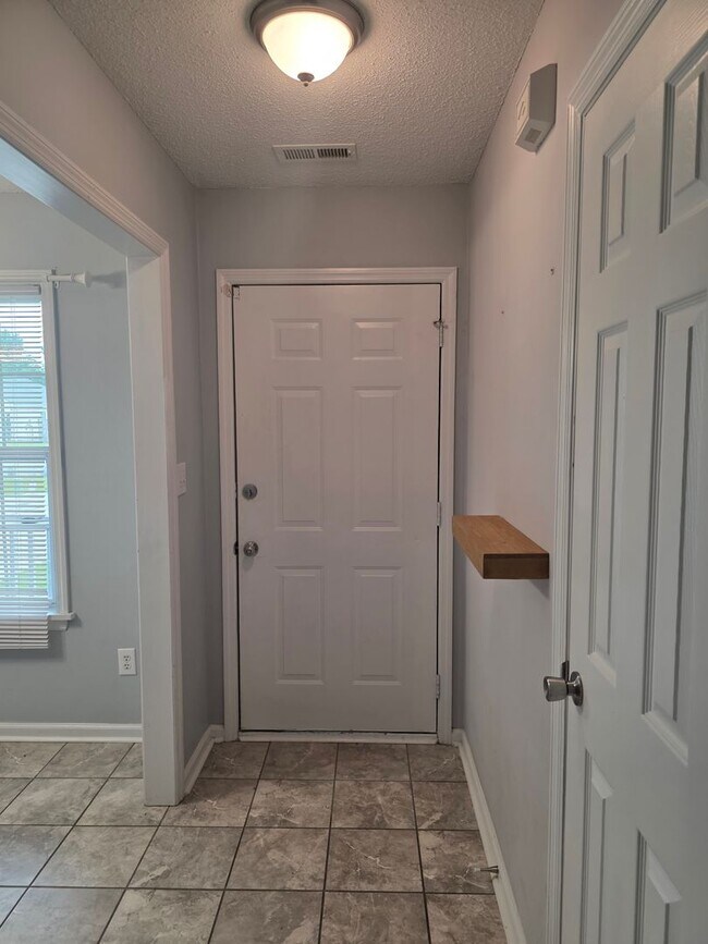 Building Photo - 212 Quarterhorse Lane