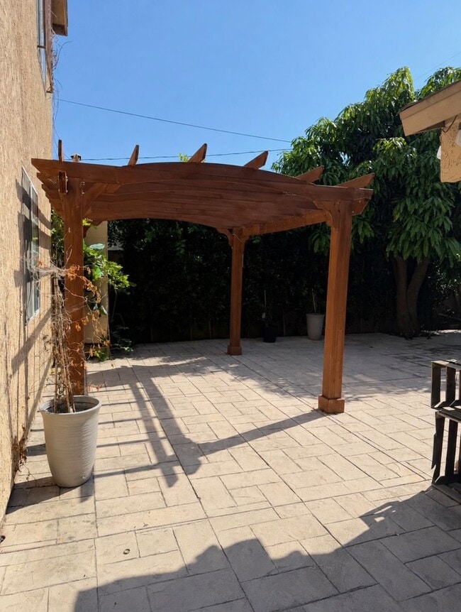 Foto del edificio - 5 Bed 3 Bath House Available Now!