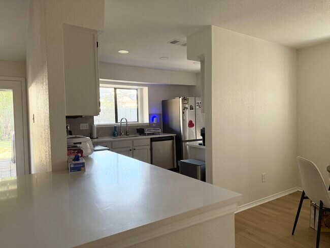 Foto del edificio - 921 Matilda Dr