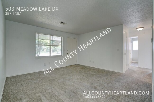 Foto del edificio - 503 Meadow Lake Dr