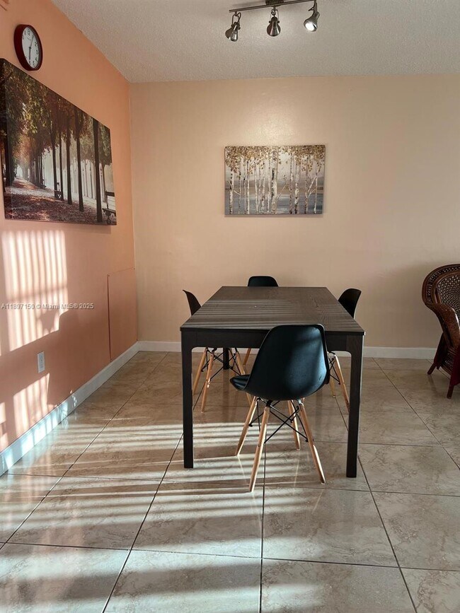 Foto del edificio - 1591 NE Miami Gardens Dr