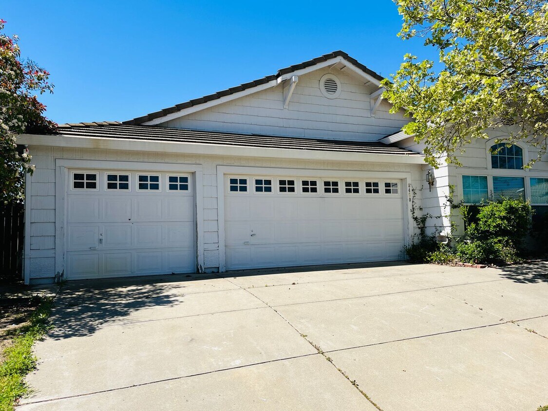 Foto principal - 4 Bedroom, 3 Car Garage, One Block from El...