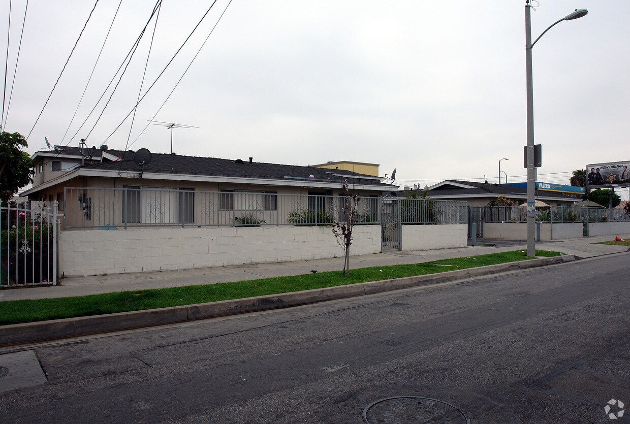 Building Photo - 3936-3938 W 108th St