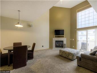Building Photo - NIce 2 Bedroom Plus Loft Townhome in Great...