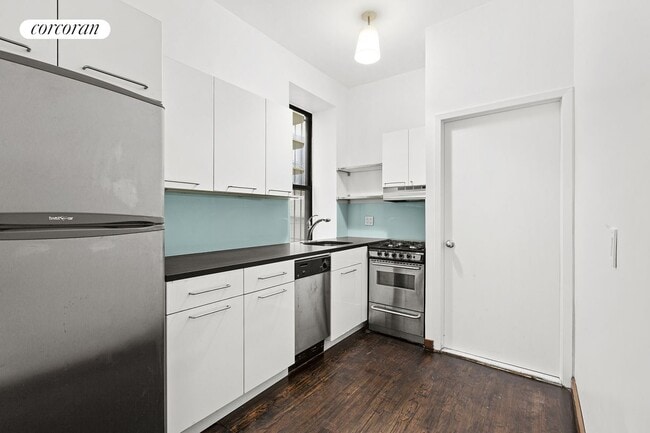 Building Photo - 50 W 105th St