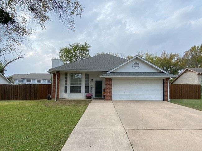 Photo - 914 S Jefferson St (Pilot Point, TX) House