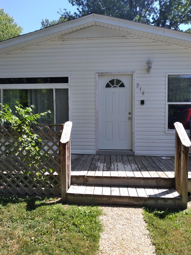 Building Photo - 216 S Pecan St