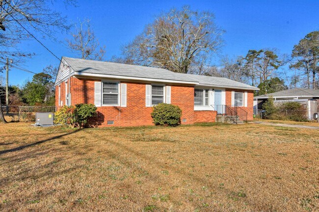 Foto del edificio - 221 Pinehurst Dr