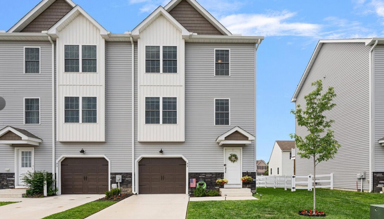 Foto principal - A Beautiful 3 Bedroom End Unit Townhouse