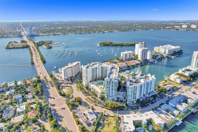 Foto del edificio - 7900 Harbor Island Dr