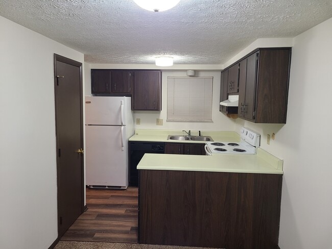 Kitchen - 209 Whittier Dr S