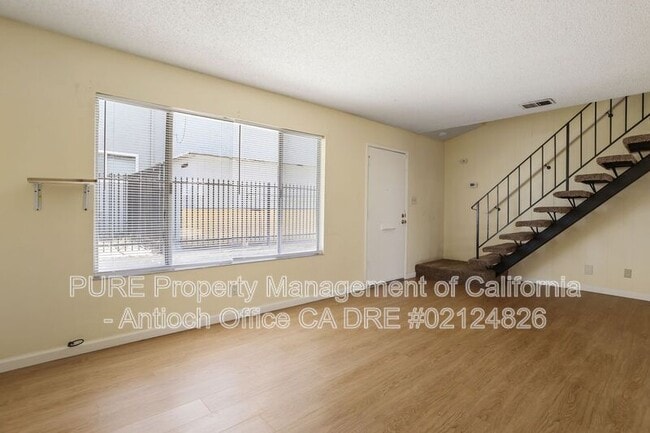 Building Photo - 3513 Fairview Dr