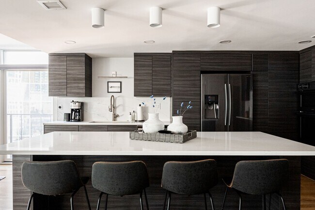 Building Photo - Gorgeous 2 Bedroom 2 Bathroom Condo in Low...
