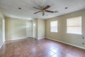 Building Photo - 9421 Sierra Dr