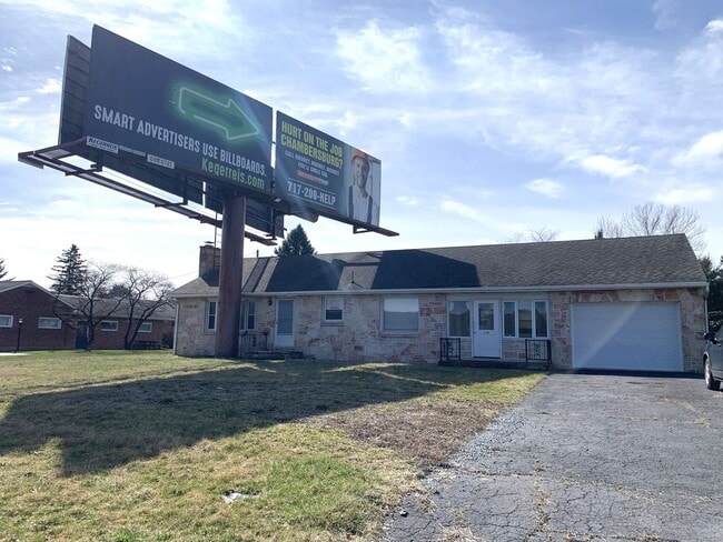 Building Photo - Move-in ready!! Bonus room that could easi...