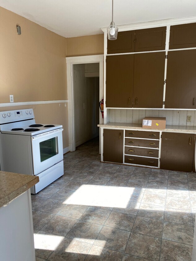 Kitchen - 402 W Sanborn St