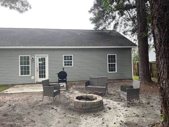 Building Photo - Pet Friendly Three Bedroom Two Full Bathro...