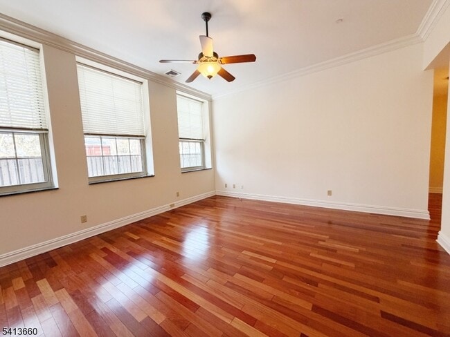 Building Photo - 33 Forest Ave