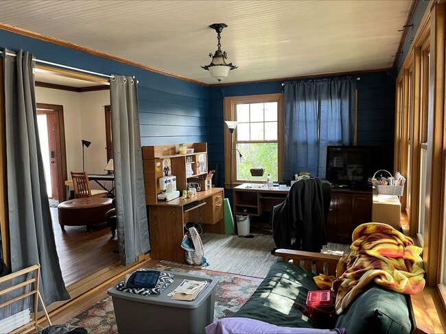 Building Photo - Old-World Charm in the Heart of Moline