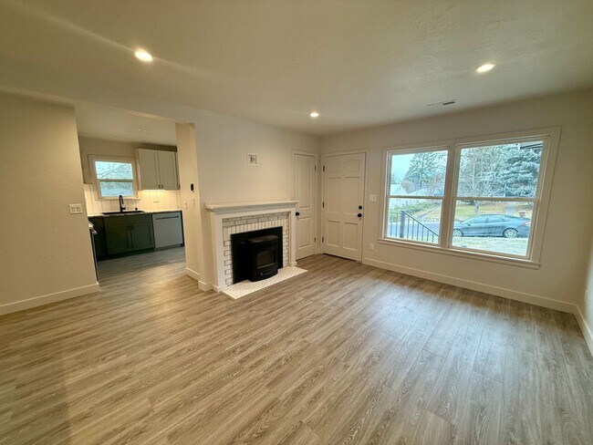 Foto del edificio - Immaculate FULL-REMODEL: 3 Bed 2 Bath Spokane Home w/ Brand New Everything!!