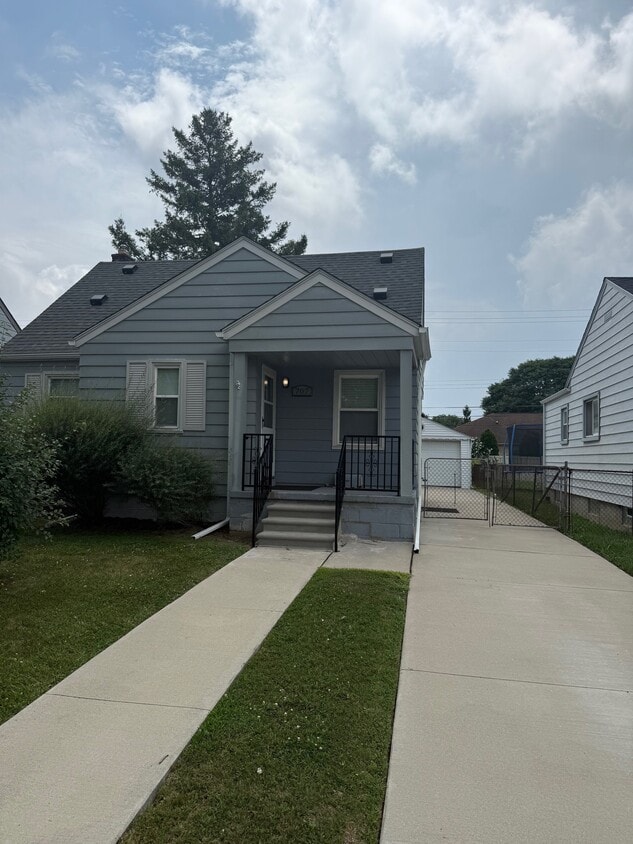 Cute updated bungalow - 707 Ford Blvd