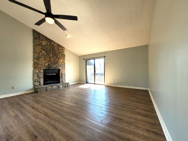 Foto del edificio - Charming 2 Bed/2 Bath Condo - Mallard Head Subdivision - Spacious Deck - Fireplace - Community Pool