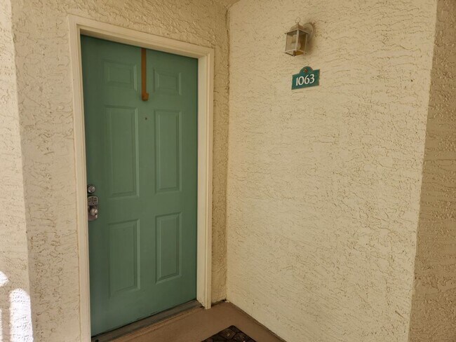 Foto del edificio - Furnished First Floor Condo
