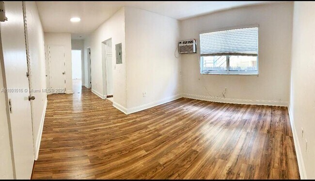 Foto del edificio - 7510 Byron Ave