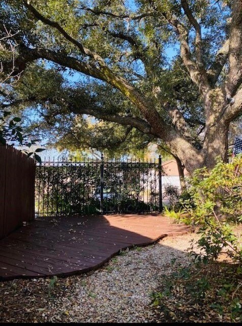 Foto del edificio - 12800 Briar Forest Dr