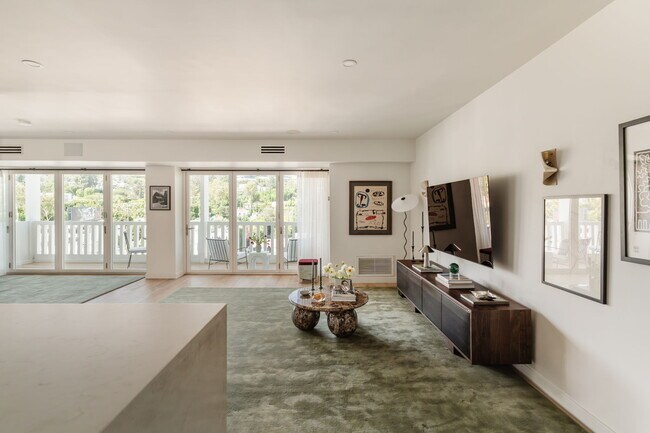 Foto del edificio - 999 N Doheny Dr