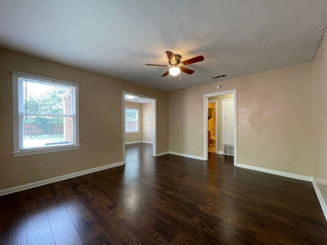 Building Photo - COMING SOON 2 BEDROOM 1 BATH HOME IN TCU AREA