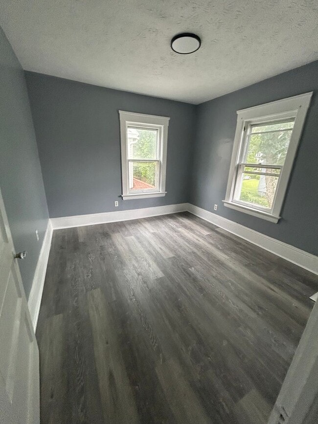 Foto del edificio - 4 bed 1.5 bath SECTION 8 READY!!