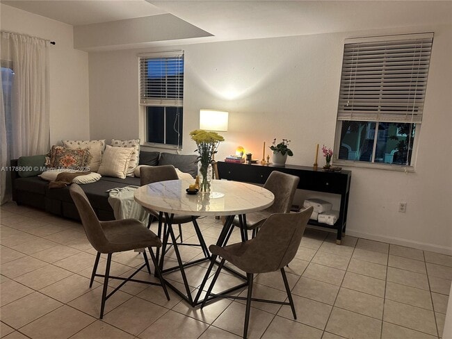 Foto del edificio - 11002 NW 83rd St