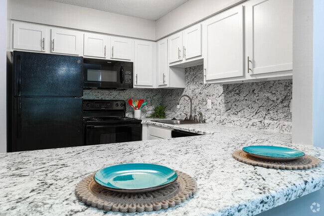 2BR, 1BA - 873 SF - Carriage Hill Apartments