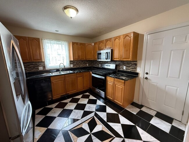 Building Photo - Three Bedroom, Single Family Home Located in Springfield's Pine Point Neighborhood!